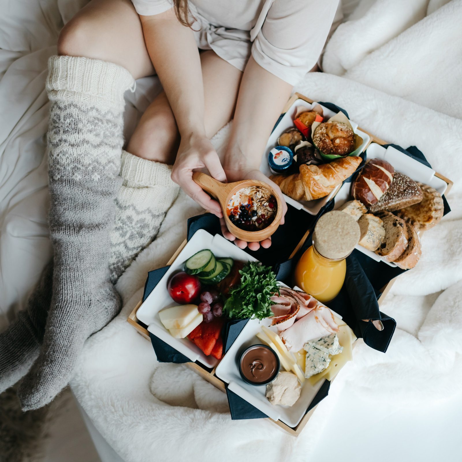 Romanttinen aamiainen tarjoiltuna hotellihuoneeseen.