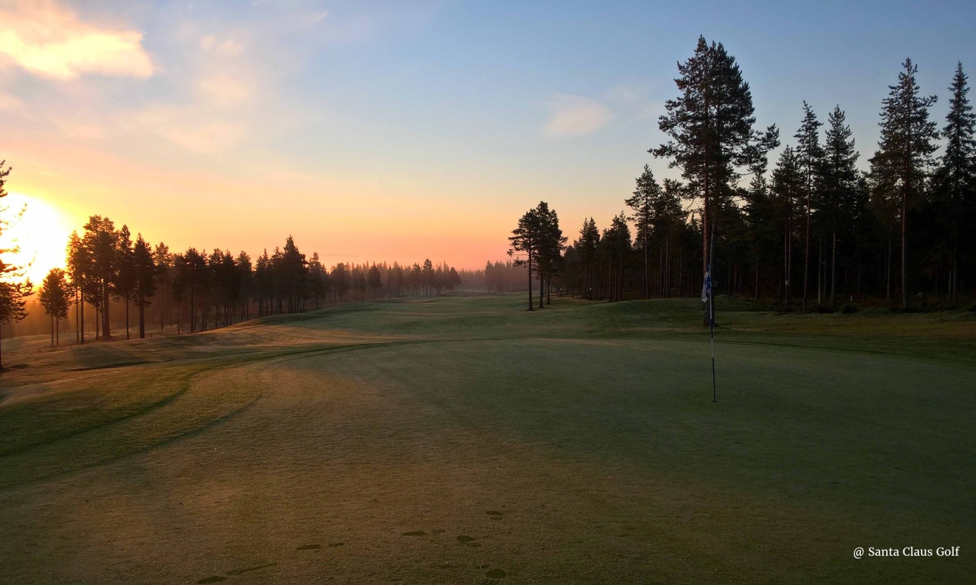 Santa Claus Golf kenttä yöttömän yön aikaan Rovaniemellä, Lapissa