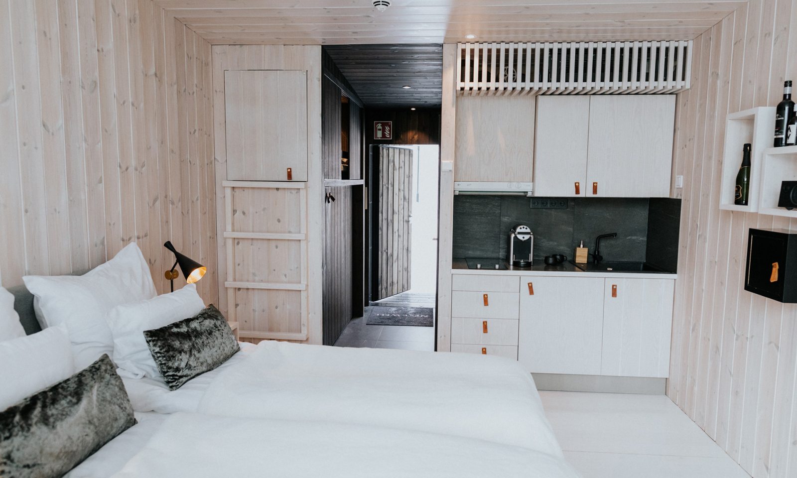 Arctic TreeHouse suite keittiönurkkauksella.