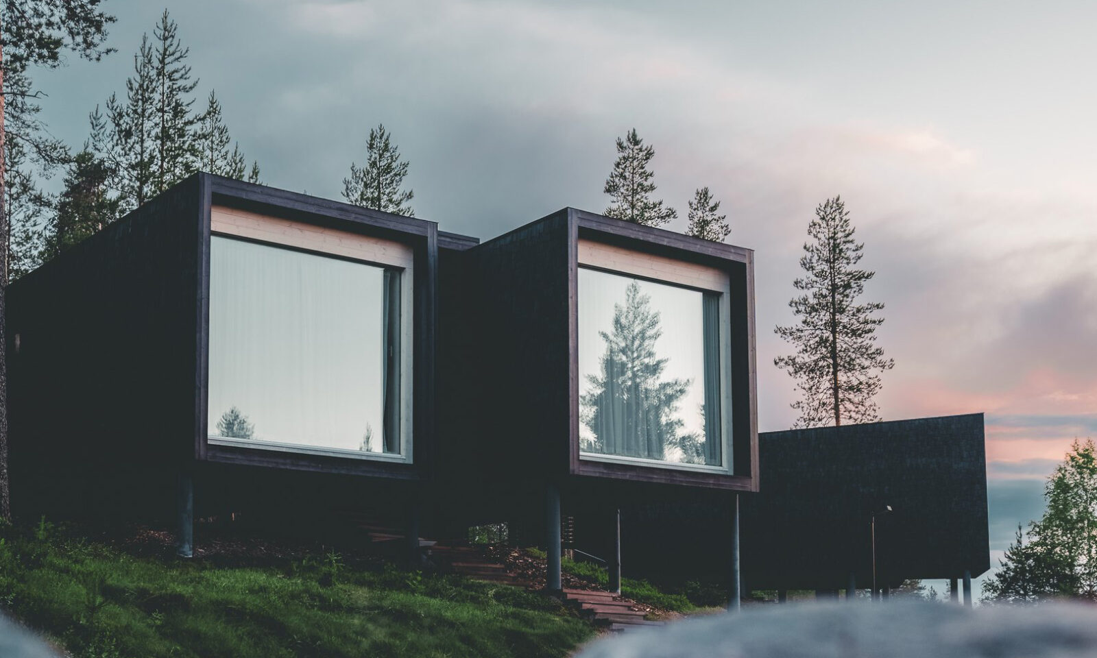Arctic TreeHouse Hotelli elokuun auringonlaskussa. | Rovaniemi